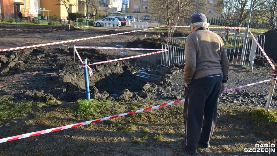 Saperzy właśnie skończyli zabezpieczać pocisk z czasów drugiej wojny światowej. Niewybuch znaleziono w piątek rano przy ulicy Wolności w Kołobrzegu. Fot. Przemysław Polanin [Radio Szczecin]