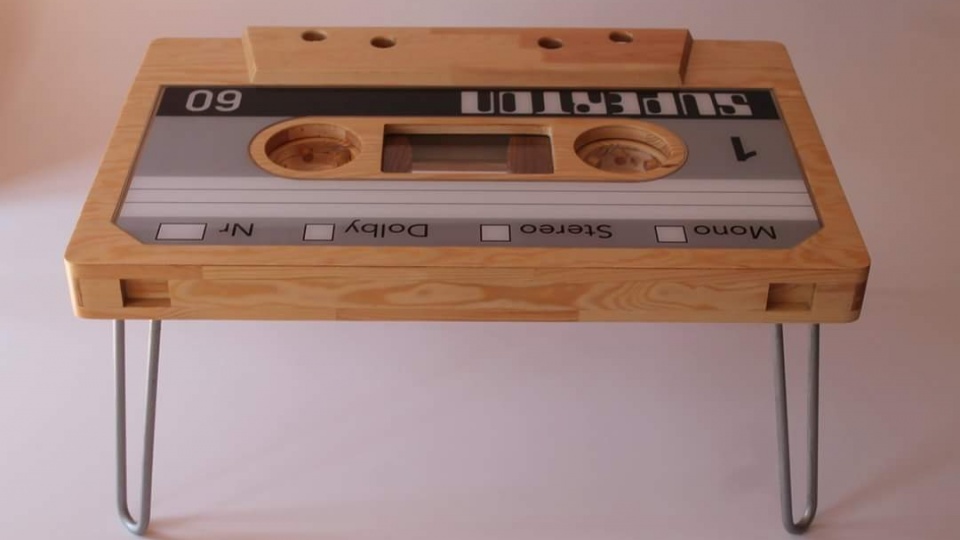 Robi stoły, które wyglądają jak kasety z Wiskordu. Pomysłowy szczeciński ślusarz, wpadł na pomysł, aby wykorzystać wygląd słynnych kaset "Supertonów C60" do produkcji sosnowych stołów. Fot. Tomasz Tecław