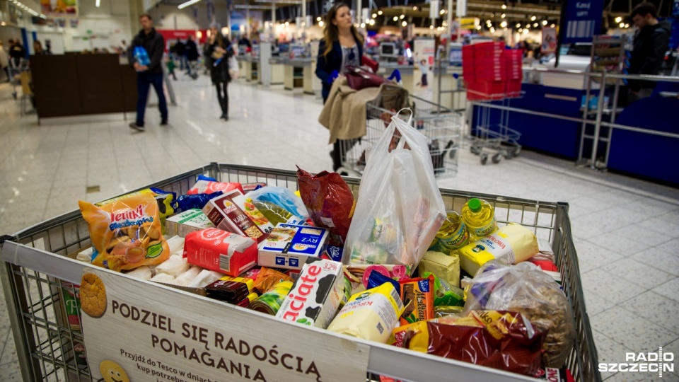 Wolontariusze Polskich Banków Żywności zbierają produkty o długim terminie przydatności w 3,5 tys. sklepach w całej Polsce. Fot. Olaf Nowicki [Radio Szczecin]
