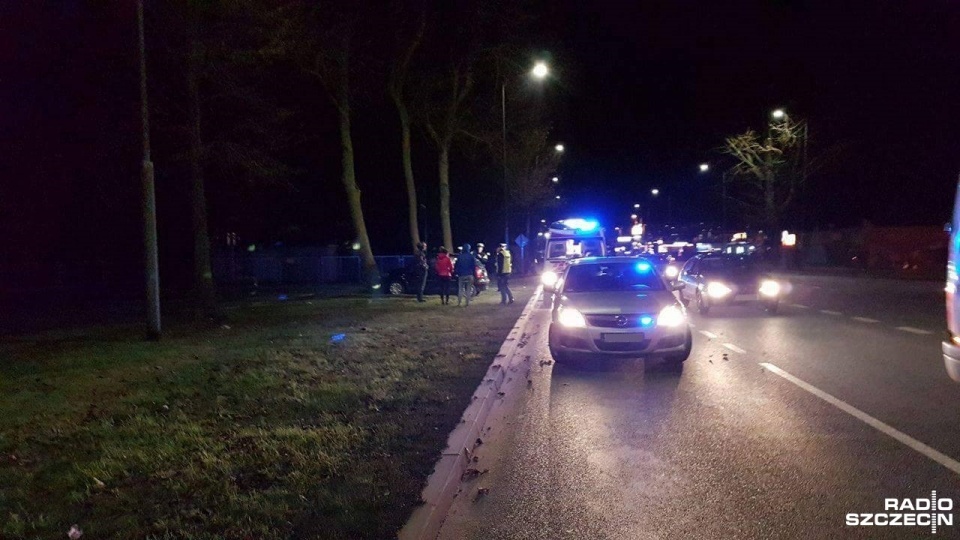 Osobowy Citroën wypadł z drogi i uderzył w drzewo w Kołobrzegu. 69-letni kierowca, mimo podjętej reanimacji, zmarł. Fot. Przemysław Polanin [Radio Szczecin]
