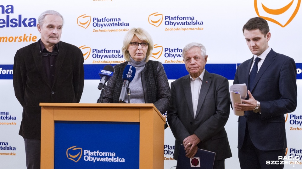 Radni PO (od lewej): Paweł Bartnik, Grażyna Zielińska, Bazylii Baran i Wojciech Dorżynkiewicz. Fot. Weronika Łyczywek [Radio Szczecin]