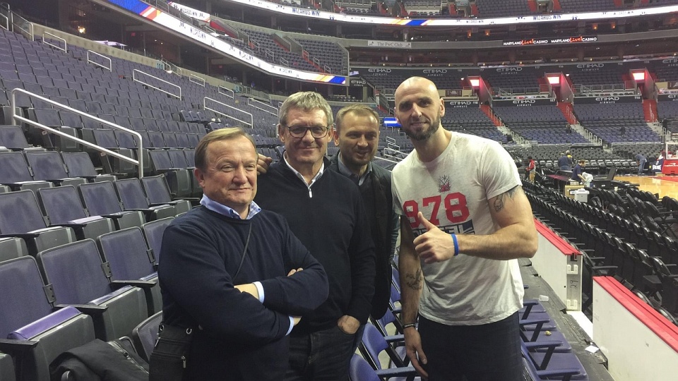 Od lewej: Jan Łopata, Grzegorz Furgo, Sławomir Nitras i Marcin Gortat. Fot. Facebook Grzegorz Furgo