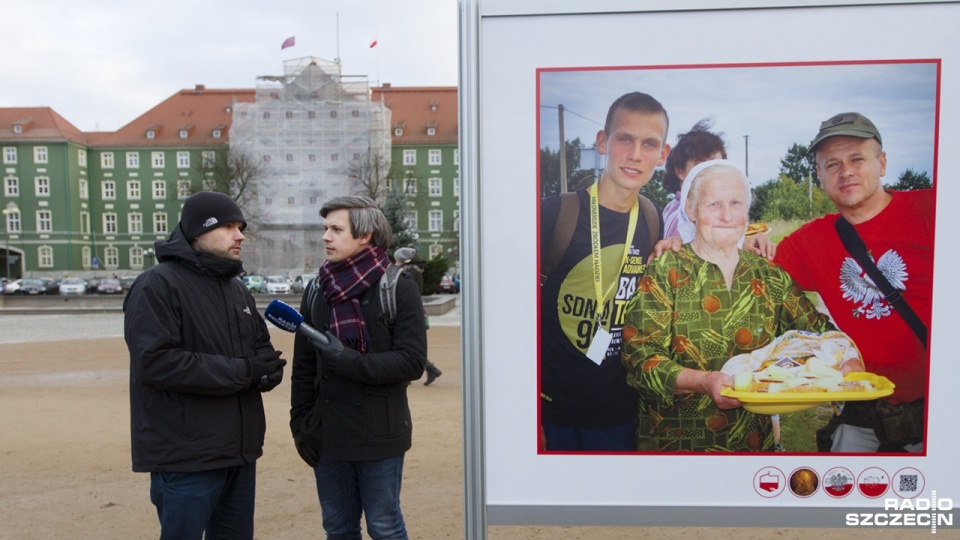 Kresowa wystawa na Jasnych Błoniach w Szczecinie. To 20 plansz ze zdjęciami Polaków mieszkających na Litwie. Fot. Weronika Łyczywek [Radio Szczecin]