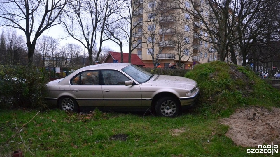 Wpadł w poślizg, uderzył w trzy inne samochody, wjechał na chodnik i potrącił kobietę z wózkiem - taki wypadek spowodował we wtorek po południu kierowca BMW w Kołobrzegu. Fot. Przemysław Polanin [Radio Szczecin]