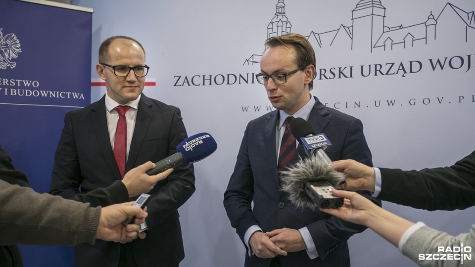 Od lewej: wiceminister infrastruktury Tomasz Żuchowski i wojewoda zachodniopomorski Krzysztof Kozłowski. Fot. Weronika Łyczywek [Radio Szczecin]