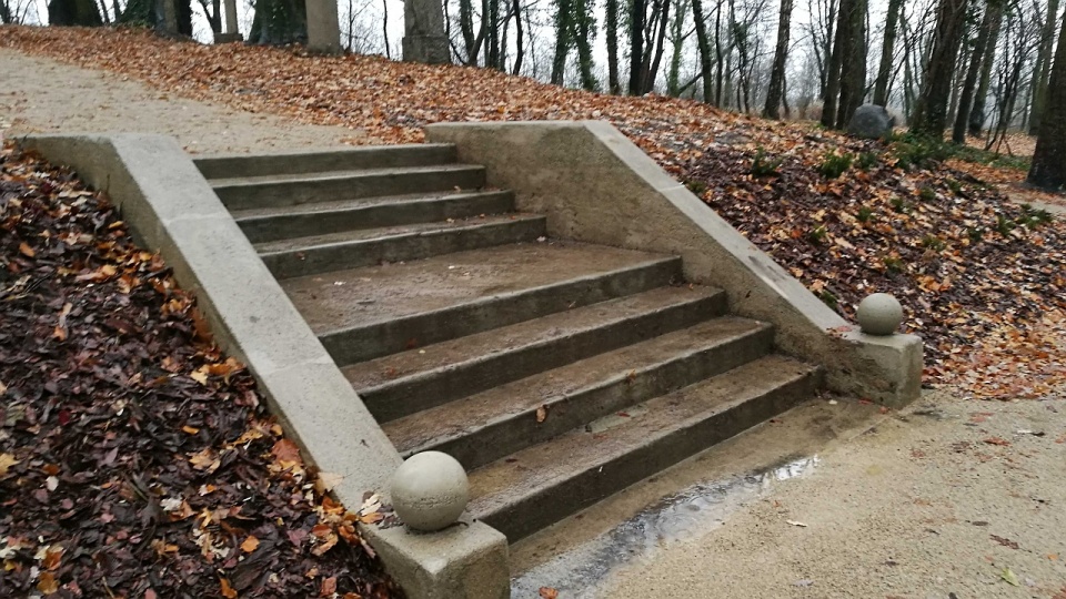 Wykonawcy natrafili także na zabytkowe schody, które również zostały odrestaurowane. Fot. Mat. ZUK