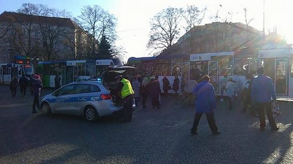 Przy gwałtownym hamowaniu w tramwaju na pl. Grunwaldzkim przewróciły się dwie osoby. Fot. Adrian Cerkowniak