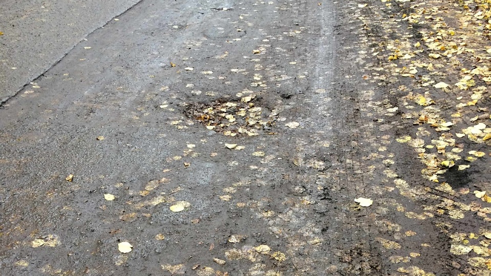 To już kolejny tegoroczny remont cmentarnych alejek. Fot. ZUK