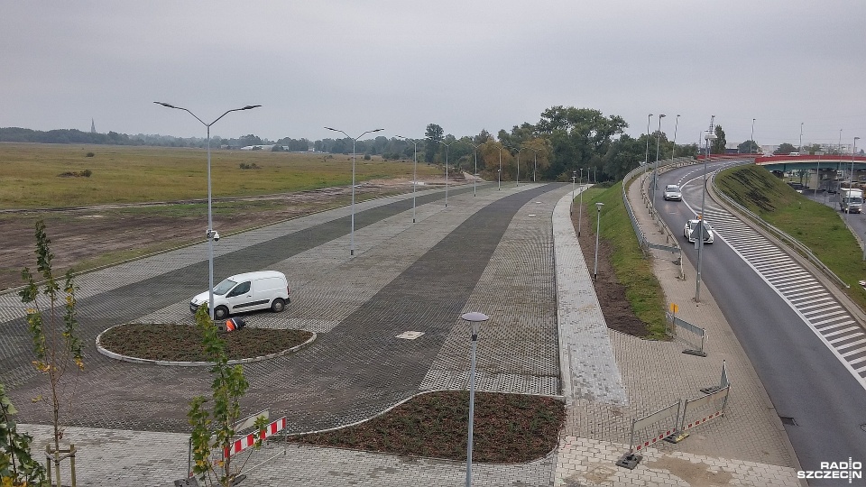 Nowy parking przy ulicy Eskadrowej na lotnisku Dąbie w Szczecinie. Fot. Marek Borowiec [Radio Szczecin/Archiwum]