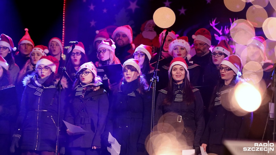 Występ Chóru Akademii Morskiej na dziedzińcu Zamku Książąt Pomorskich. Fot. Weronika Łyczywek [Radio Szczecin]