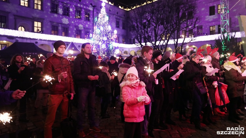 Występ Chóru Akademii Morskiej na dziedzińcu Zamku Książąt Pomorskich. Fot. Weronika Łyczywek [Radio Szczecin]