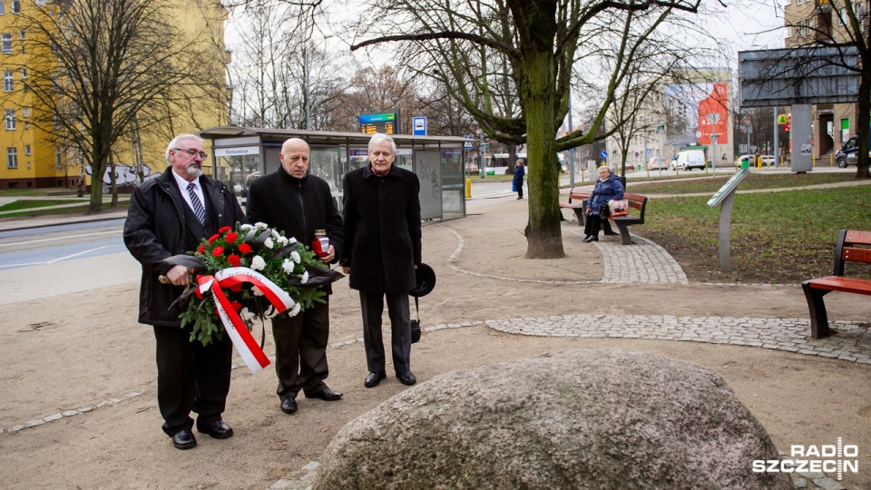 Byli milicjanci represjonowani za działalność związkową i polityczną pod obeliskiem oficera złożyli biało-czerwone kwiaty i zapalili znicze. Fot. Konrad Nowak [Radio Szczecin]