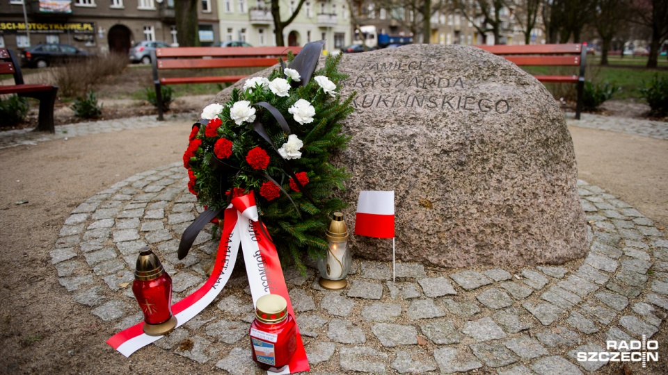 Byli milicjanci represjonowani za działalność związkową i polityczną pod obeliskiem oficera złożyli biało-czerwone kwiaty i zapalili znicze. Fot. Konrad Nowak [Radio Szczecin]