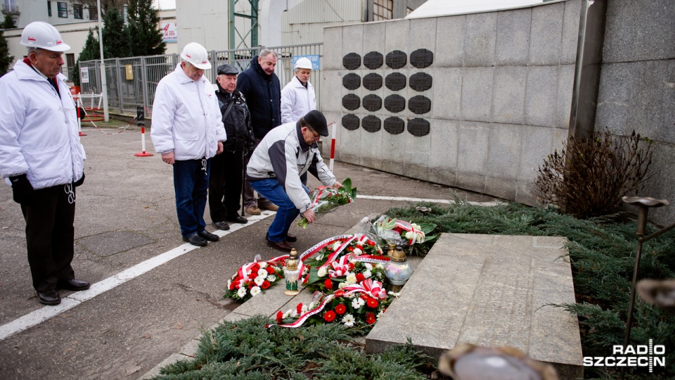 W południe kwiaty pod pomnikiem upamiętniających poległych w Grudniu '70 kwiaty złożyli m.in. przedstawiciele "Solidarności". Fot. Konrad Nowak [Radio Szczecin]