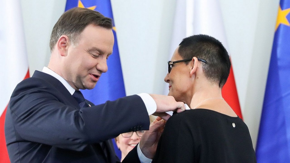 Prezydent Andrzej Duda wręczył w Pałacu Prezydenckim odznaczenia działaczkom opozycji demokratycznej represjonowanym w czasie stanu wojennego. Fot. Kancelaria Prezydenta Twitter