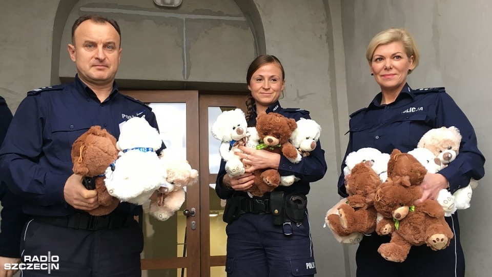 Policjanci rozdadzą misie dla dzieci dotkniętych przemocą. Fot. Anna Łukaszek [Radio Szczecin]