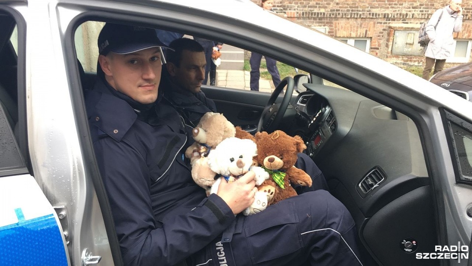 Policjanci rozdadzą misie dla dzieci dotkniętych przemocą. Fot. Anna Łukaszek [Radio Szczecin]