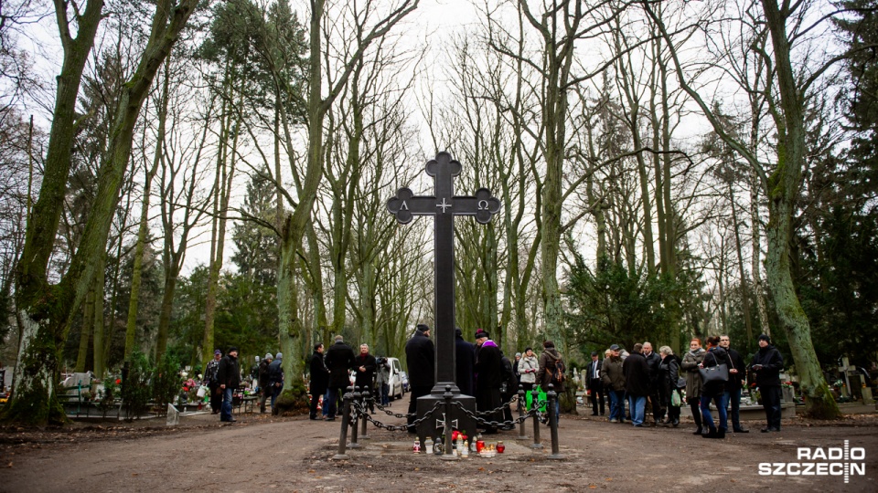 W piątek na Cmentarzu Centralnym w Szczecinie złożono kwiaty na grobach ofiar grudniowych wydarzeń. Fot. Konrad Nowak [Radio Szczecin]