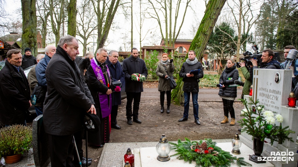 W piątek na Cmentarzu Centralnym w Szczecinie złożono kwiaty na grobach ofiar grudniowych wydarzeń. Fot. Konrad Nowak [Radio Szczecin]