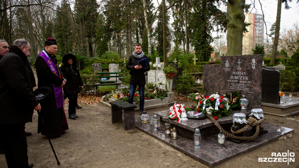 W piątek na Cmentarzu Centralnym w Szczecinie złożono kwiaty na grobach ofiar grudniowych wydarzeń. Fot. Konrad Nowak [Radio Szczecin]