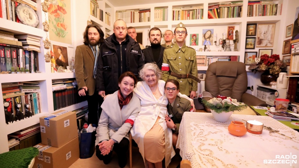 Między innymi żywność i środki czystości trafiły do major Danuty Szyksznian-Ossowskiej pseudonim "Sarenka". Fot. Weronika Łyczywek [Radio Szczecin]