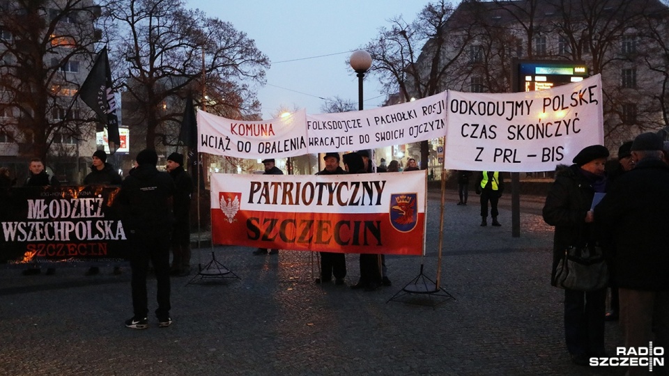 Antykomunistyczna pikieta na pl. Grunwaldzkim. Fot. Weronika Łyczywek [Radio Szczecin]