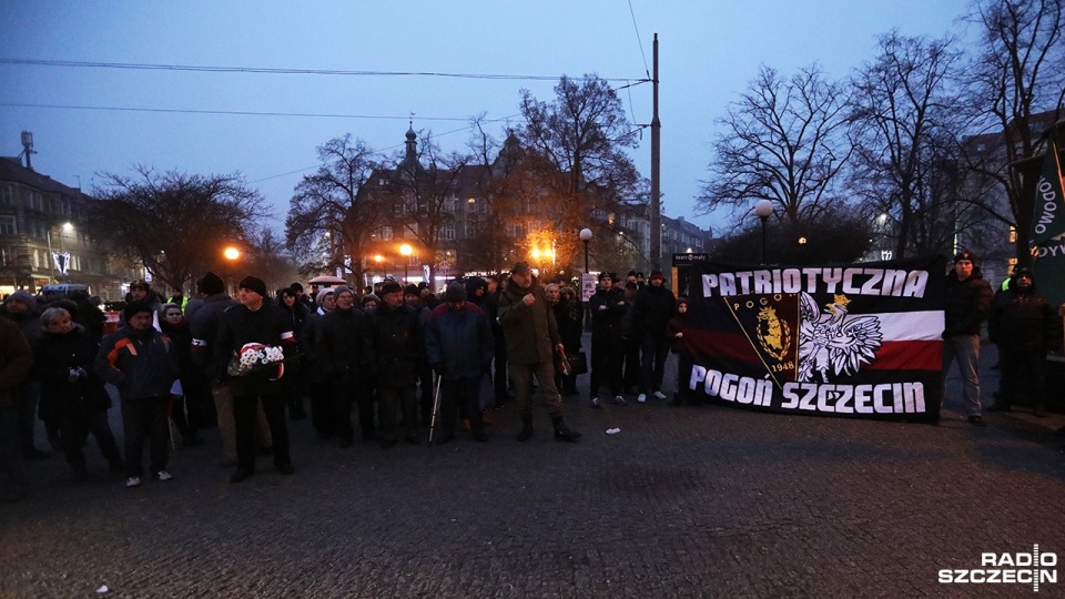 Antykomunistyczna pikieta na pl. Grunwaldzkim. Fot. Weronika Łyczywek [Radio Szczecin]