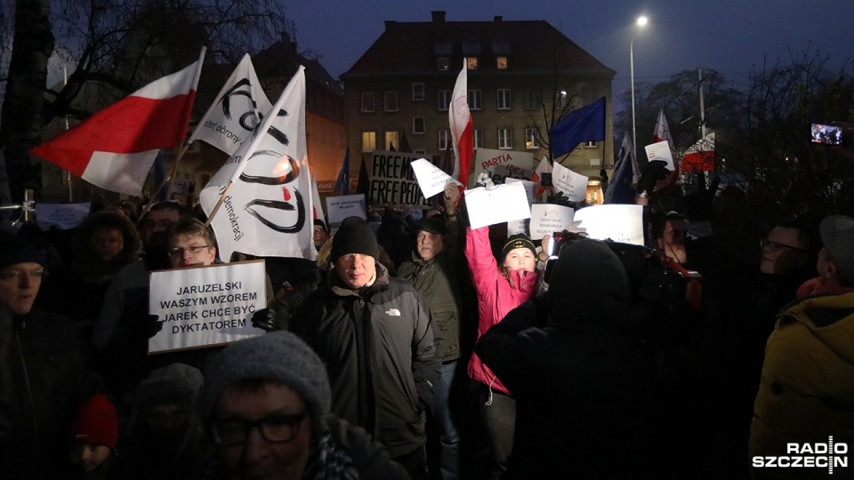 Demonstracja pod siedzibą PIS. Fot. Weronika Łyczywek [Radio Szczecin]