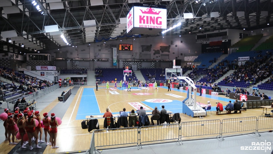 Koszykarze King Szczecin wygrali z MKS-em Dąbrową Górniczą 82:79 w ostatnim meczu przed własną publicznością w rozgrywkach o mistrzostwo Polski. Fot. Weronika Łyczywek [Radio Szczecin]