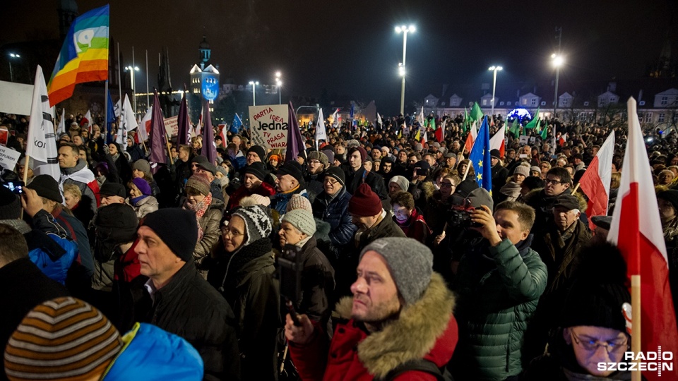 Około dwóch tysięcy osób (według danych policji) wzięło udział w antyrządowej manifestacji na placu Solidarności w Szczecinie. Fot. Olaf Nowicki [Radio Szczecin]