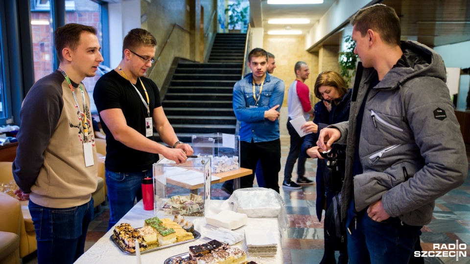 Studenci Zachodniopomorskiego Uniwersytetu Technologicznego w Szczecinie zbierają na rehabilitację swojego kolegi, 22-letniego Eryka Łubieńskiego. Fot. Olaf Nowicki [Radio Szczecin]