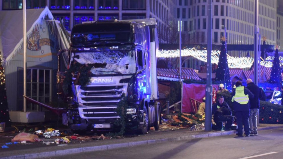 W poniedziałek wieczorem 23-letni Pakistańczyk, porwaną wcześniej ciężarówką, wjechał w tłum ludzi zgromadzonych na jarmarku świątecznym w centrum Berlina. Fot. twitter.com/azygiel