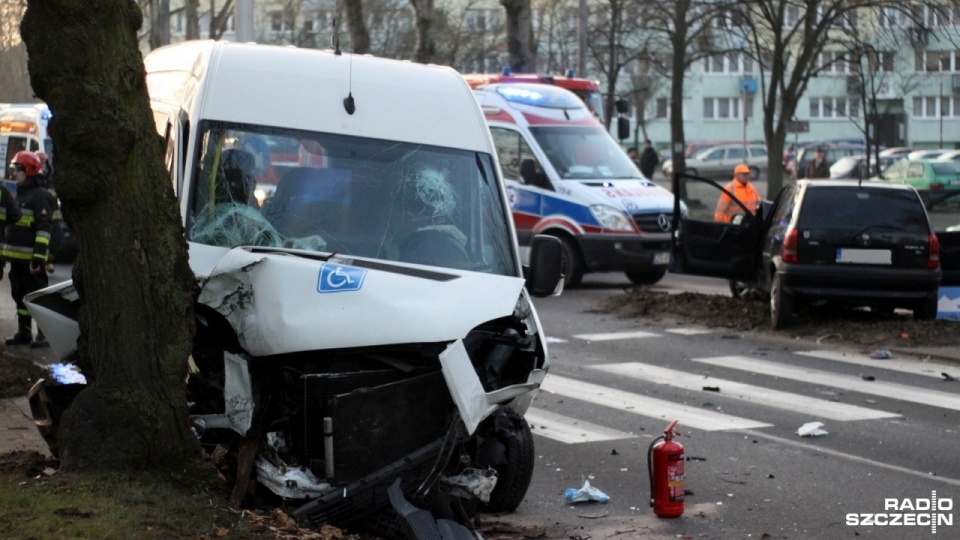 W Koszalinie, na ulicy Juliana Fałata, bus przewożący osoby niepełnosprawne zderzył się z osobowym Oplem. Fot. Adam Wójcik [Radio Szczecin]