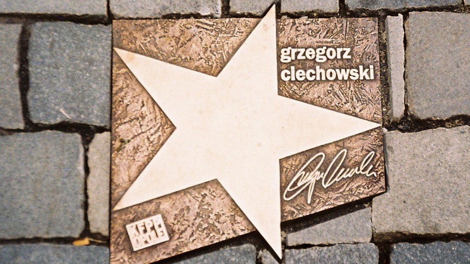 Gwiazda Grzegorza Ciechowskiego w Alei Gwiazd Polskiej Piosenki w Opolu. Fot. www.wikipedia.org / MateuszFD