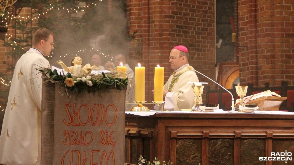 Mszy św. o północy przewodniczył bp Henryk Wejman, biskup pomocniczy archidiecezji szczecińsko-kamieńskiej. Fot. Piotr Kołodziejski [Radio Szczecin]