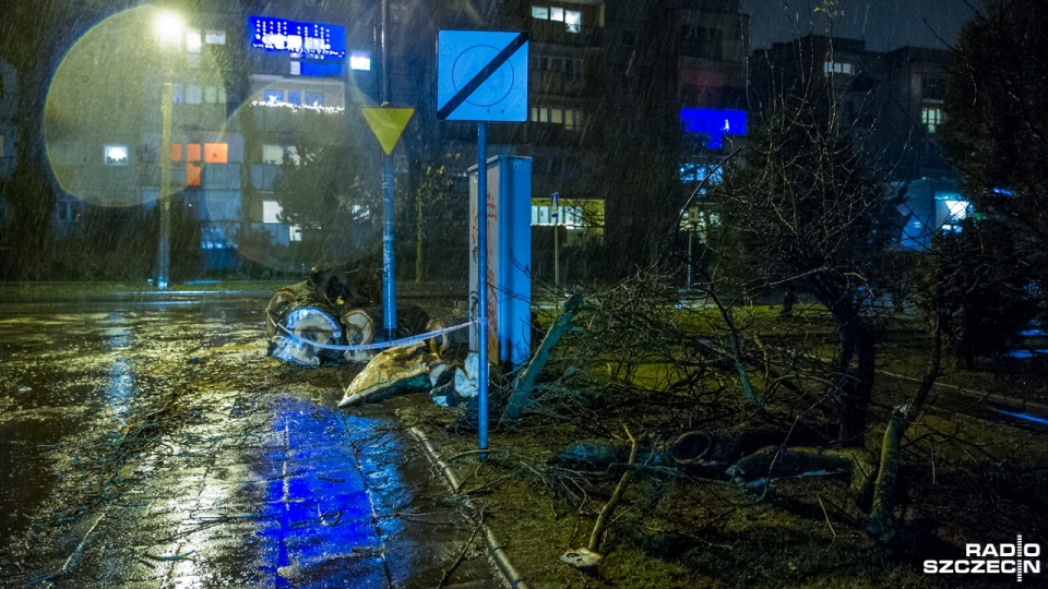 Skutki orkanu Barbara w Szczecinie na ulicy Budziszyńskiej. Fot. Olaf Nowicki [Radio Szczecin]