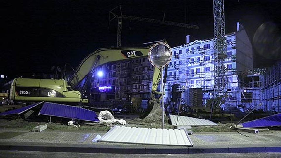 Przy ulicy Piastowskiej w Świnoujściu część płotu nie wytrzymała naporu i po prostu rozsypała się, odsłaniając plac budowy. Fot. Sławomir Ryfczyński, iswinoujscie.pl