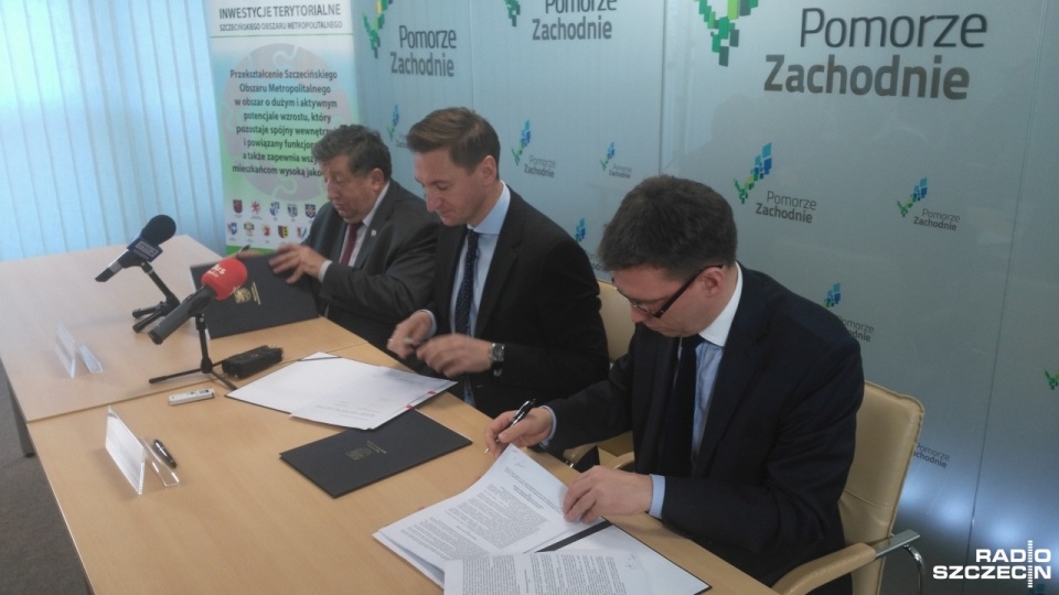 Podpisanie umowy w urzędzie marszałkowskim. Fot. Radosław Jaczmiński [Radio Szczecin]