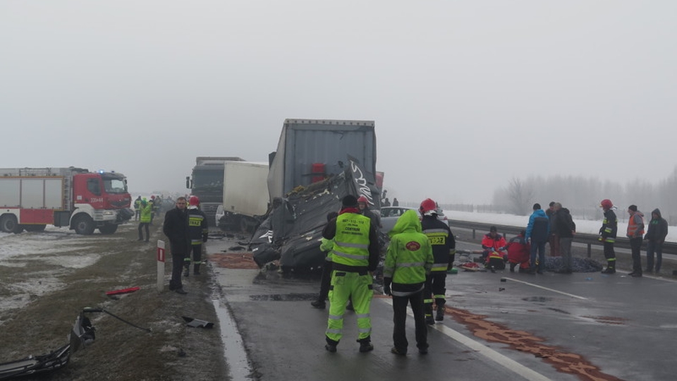 Nie żyje jedna z kilku ciężko rannych osób, poszkodowanych w ubiegłym tygodniu w karambolu pod Piotrkowem Trybunalskim. To strażak z Sulejowa.