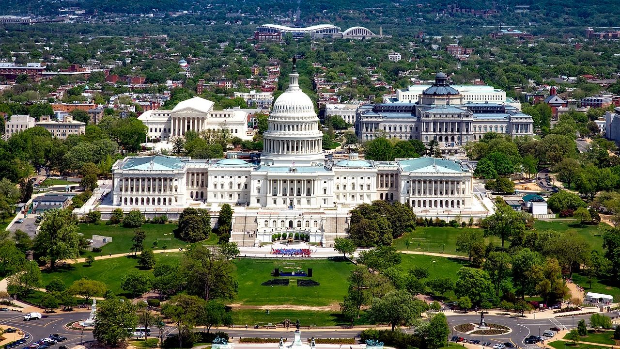 Kapitol Stanów Zjednoczonych w Waszyngtonie pełniący funkcję siedziby Kongresu Stanów Zjednoczonych (amerykańskiego parlamentu). Fot. pixabay.com / tpsdave (CC0 Public Domain)