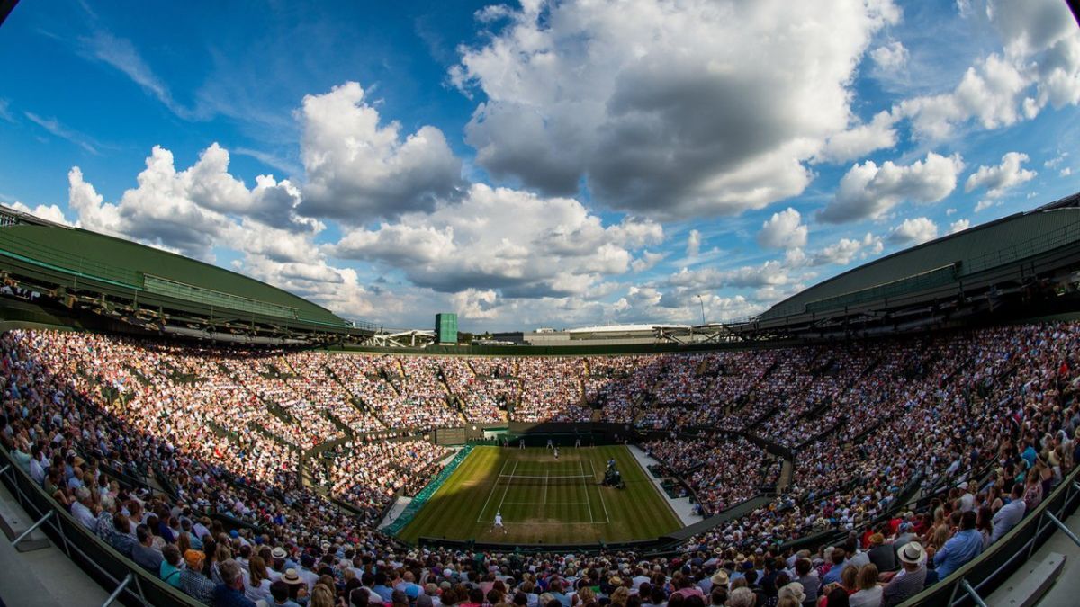 Namioty nieopodal kortów i długa kolejka do kas biletowych - tak od paru dni wyglądają okolice słynnych kortów Wimbledonu.