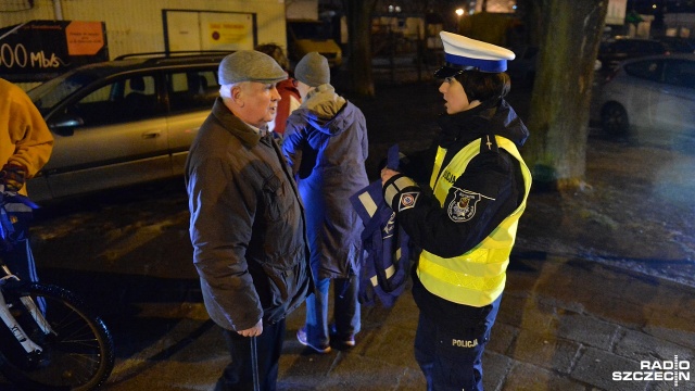 Odblaski od policjantów otrzymali w piątek seniorzy ze Szczecina. Fot. Łukasz Szełemej [Radio Szczecin]Fot. Łukasz Szełemej [Radio Szczecin] Odblaski dla babci i dziadka [ZDJĘCIA]