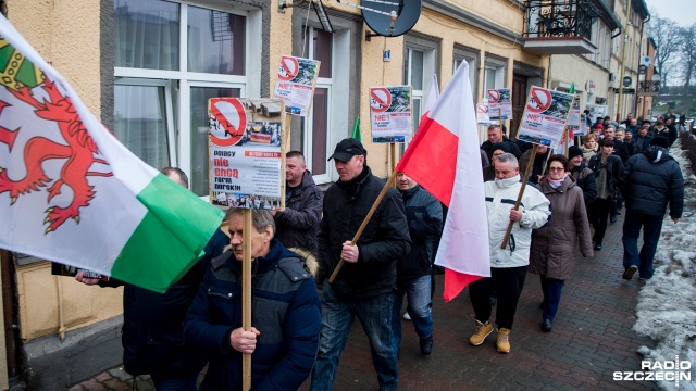 Protest przeciwko budowie fermy norek w Samlinie. Fot. Olaf Nowicki [Radio Szczecin] "Hodowcy do klatek" i "Nie dla fermy". Protest w Golczewie [WIDEO, ZDJĘCIA]