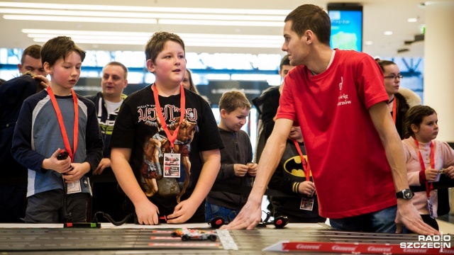 Sterowanymi za pomocą joysticka elektrycznymi mini - samochodzikami szczecinianie zmagali się na 70-metrowym torze w Galerii Kaskada. Fot. Olaf Nowicki [Radio Szczecin] Wyścigi F1 w miniaturze w szczecińskiej Kaskadzie [WIDEO, ZDJĘCIA]