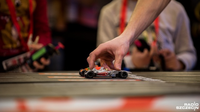 Sterowanymi za pomocą joysticka elektrycznymi mini - samochodzikami szczecinianie zmagali się na 70-metrowym torze w Galerii Kaskada. Fot. Olaf Nowicki [Radio Szczecin] Wyścigi F1 w miniaturze w szczecińskiej Kaskadzie [WIDEO, ZDJĘCIA]