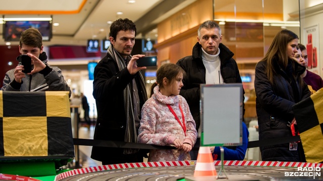 Sterowanymi za pomocą joysticka elektrycznymi mini - samochodzikami szczecinianie zmagali się na 70-metrowym torze w Galerii Kaskada. Fot. Olaf Nowicki [Radio Szczecin] Wyścigi F1 w miniaturze w szczecińskiej Kaskadzie [WIDEO, ZDJĘCIA]