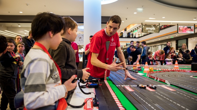 Sterowanymi za pomocą joysticka elektrycznymi mini - samochodzikami szczecinianie zmagali się na 70-metrowym torze w Galerii Kaskada. Fot. Olaf Nowicki [Radio Szczecin] Wyścigi F1 w miniaturze w szczecińskiej Kaskadzie [WIDEO, ZDJĘCIA]