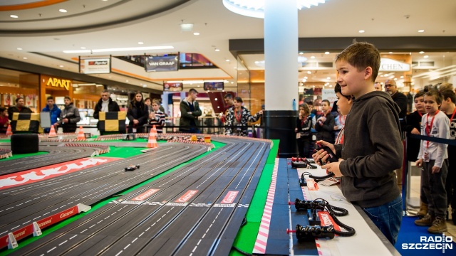 Sterowanymi za pomocą joysticka elektrycznymi mini - samochodzikami szczecinianie zmagali się na 70-metrowym torze w Galerii Kaskada. Fot. Olaf Nowicki [Radio Szczecin] Wyścigi F1 w miniaturze w szczecińskiej Kaskadzie [WIDEO, ZDJĘCIA]
