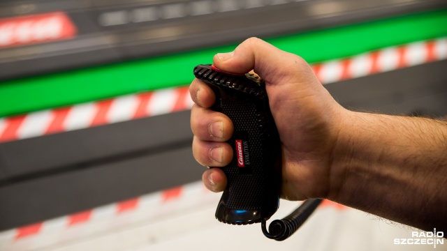 Sterowanymi za pomocą joysticka elektrycznymi mini - samochodzikami szczecinianie zmagali się na 70-metrowym torze w Galerii Kaskada. Fot. Olaf Nowicki [Radio Szczecin] Wyścigi F1 w miniaturze w szczecińskiej Kaskadzie [WIDEO, ZDJĘCIA]