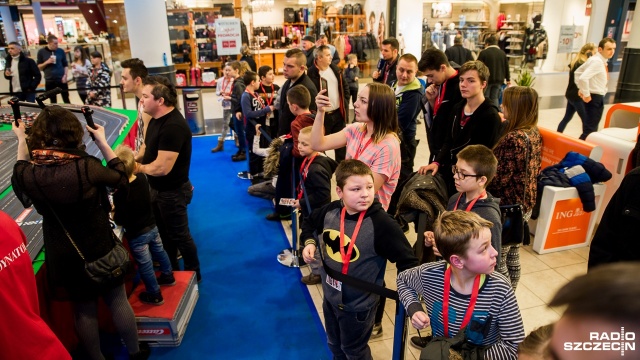 Sterowanymi za pomocą joysticka elektrycznymi mini - samochodzikami szczecinianie zmagali się na 70-metrowym torze w Galerii Kaskada. Fot. Olaf Nowicki [Radio Szczecin] Wyścigi F1 w miniaturze w szczecińskiej Kaskadzie [WIDEO, ZDJĘCIA]